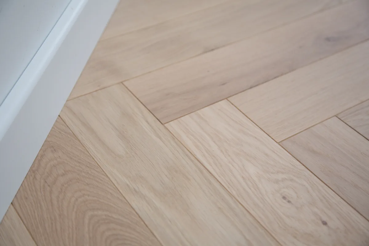 Détail de raccord et de pose de parquet