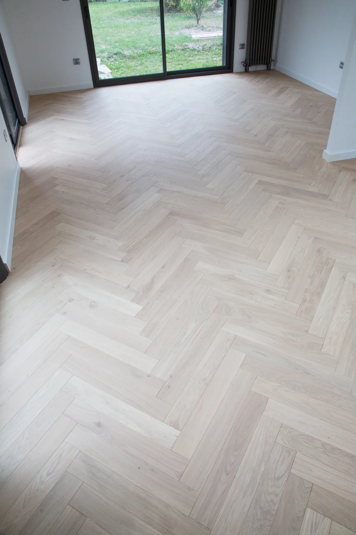 Détail de parquet à motifs, photographie de la médiathèque existante